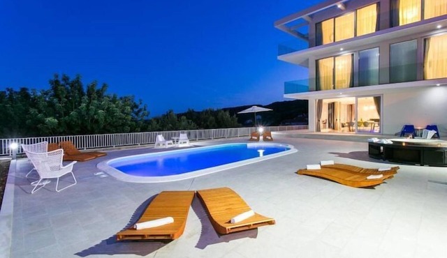Five Bedroom Villa with Private Pool & Sea View
