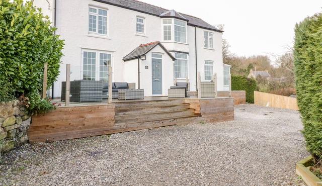 FIVE COUNTIES VIEW, pet friendly, luxury holiday cottage in Trevor