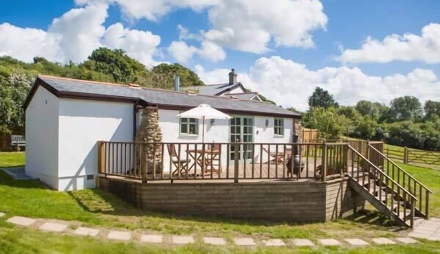 FIVE ELEMENTS STUDIO, pet friendly, with hot tub in St Agnes