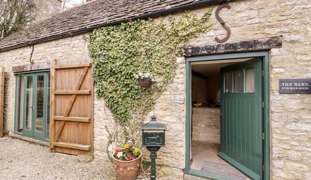FIVE MILE HOUSE BARN, pet friendly, with open fire in Cirencester