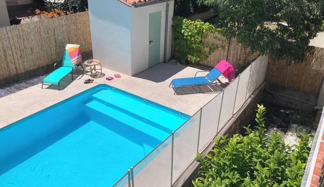 Five mins walk to center square, pool, bbq, Wifi
