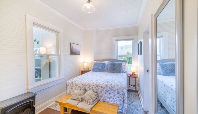 Five Minute Walk from Downtown Sparta!