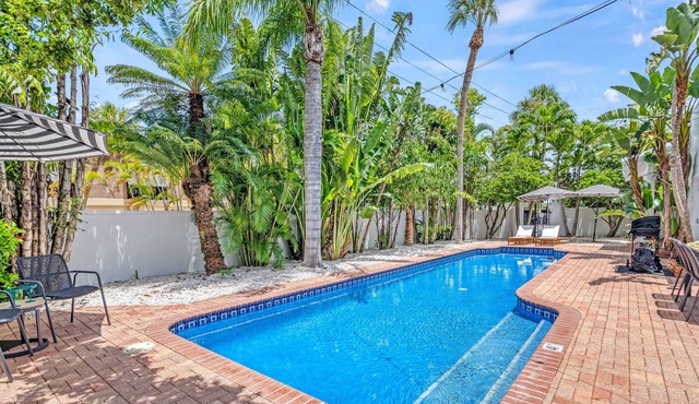 Five Palms-Indulge in a Stunning Lido Key Retreat with Private Pool, Firepit, and Steps to the Beach
