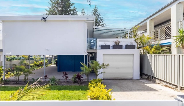 Five Pines Beach House at Birubi, 20 Robinson St - pet friendly, aircon and WiFi