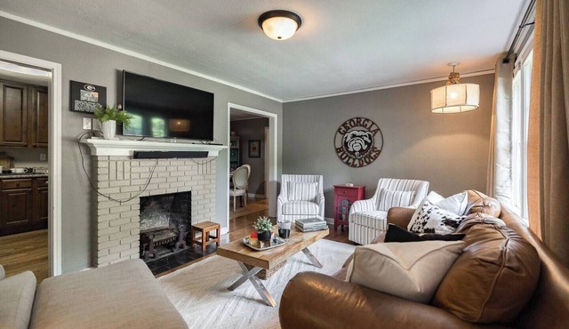 Five Points Charmer: Delightful 3BR Cottage in Five Points, Complete W/Fire Pit.