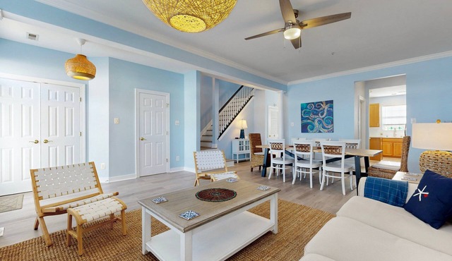FIVE POINTS OASIS - 3BR, 2.5BA - Sleeps 8 - Community Pool - Short Drive to Beach