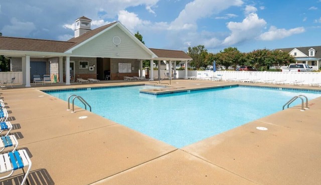 Five Points! Stunning 2BR Condo Pools Tennis Restaurants Shops