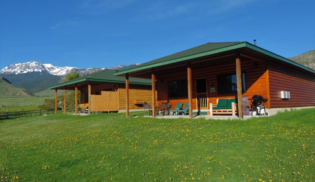 FIVE STAR CABIN ON YELLOWSTONE RIVER! THE GRIZZLY DEN CABIN on YNP Riverfront
