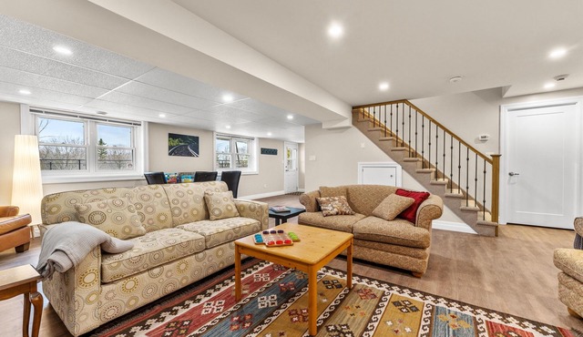 Five star equipped 4 bedroom plus pull out in bsmt, near lake, downtown/Queen's