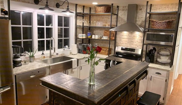 Five-star Historic Boyd Harvey Carriage House 2 Bedroom Home by RedAwning