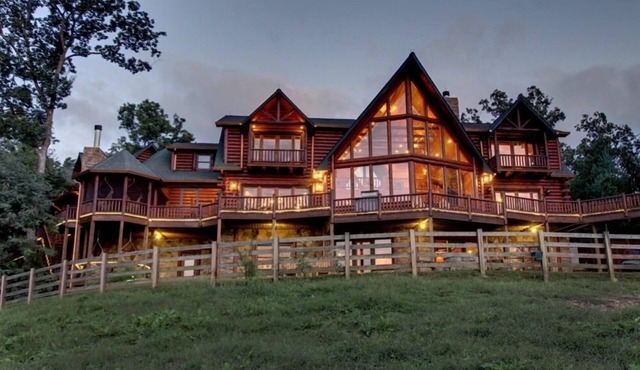 Five Star Lodge and Stables is pet friendly with a big mountain view. hot tub, firepits. Ideal for Weddings and Corporate Retreats