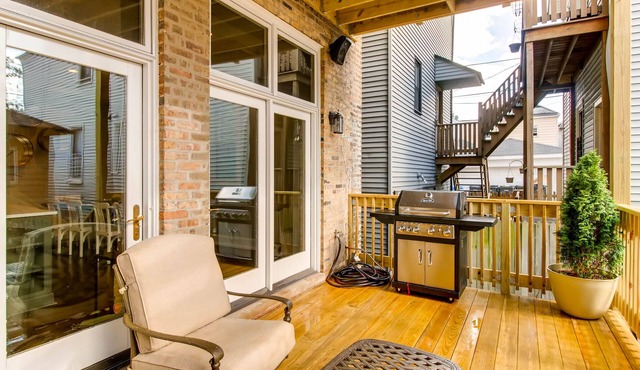FIVE STAR Single Family in Heart Of Chicago! Super clean, Great Neighborhood