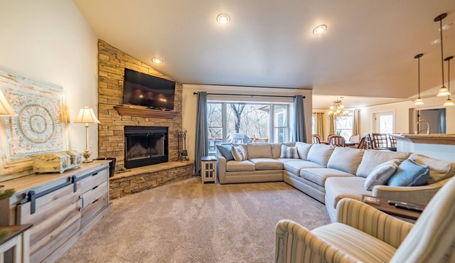 Five Stones Retreat! - Right off I49 - Golf, Biking, Hiking, Retreating!