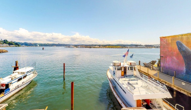 Five studios in a bayfront lodge w/ gas fireplaces & jetted tubs - near beach!