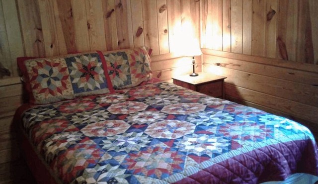 FIVE POINTS~LAKE HAMILTON: Cabin#E ~ 2 Story, 3BR w/Queen Beds, Futons in LR & Loft, Full Kitchen, Breakfast "Fixins" Provided, 2 Baths (Upstairs has Jetted Tub), Large Covered Porch, Right by the Water