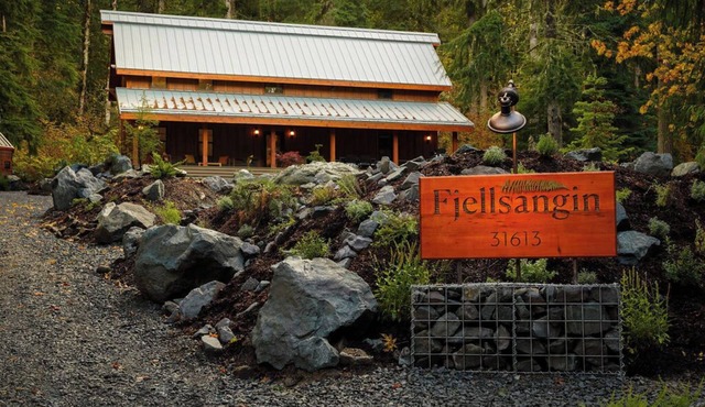 Fjellsangin Mount Rainier Luxury Retreat with Sauna