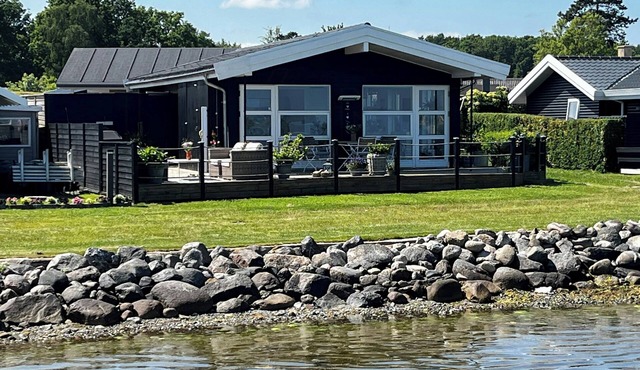 Fjord-side cottage in Munkebo by the water