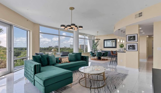 FL King Velvet Suite- 3bdrm/2Bath-2000 sq ft