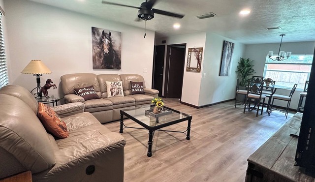 FL Themed - WEC -BIG Fenced Yard- PETS Welcome- Fast WI-FI- rods & reels