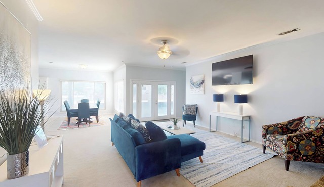 FL021 – 32min to UNT Base - Sleeps 6 - Free Parking
