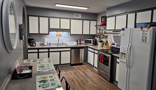 Flag City Manor: 4 Bdrm Home