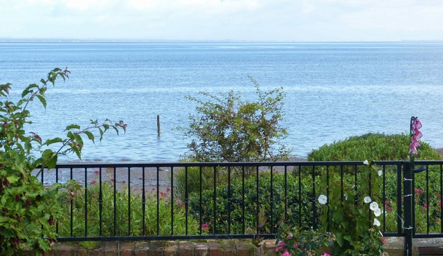 Flag Cottage - a cottage that sleeps 4 guests in 2 bedrooms