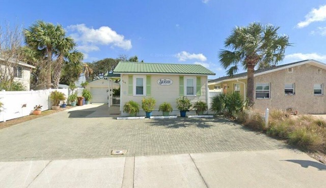 Flagler Beach Seaside 2-bedroom cottage with Wi-Fi, AC in quaint Flagler Beach