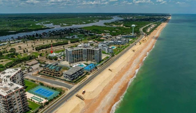 Flagler Beach Townhome—Steps to Sand!