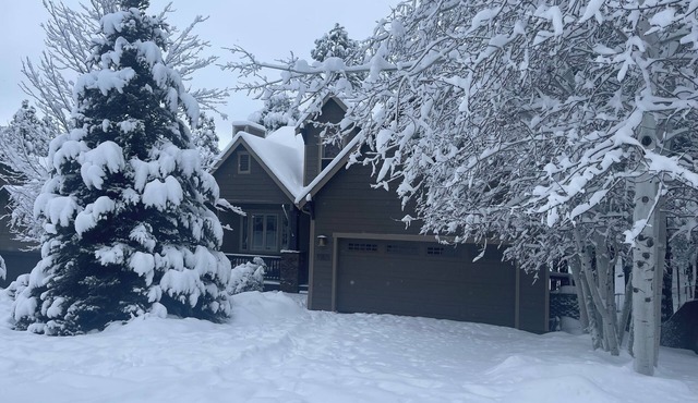 Flagstaff Family Retreat — Game Room, Gym, Fire Pit & Forest Fun!