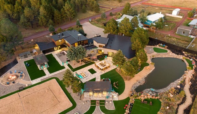 Flagstaff Retreat 8BR Hot Tub Sleeps 16+ Pets Game Room Snowbowl 3 miles