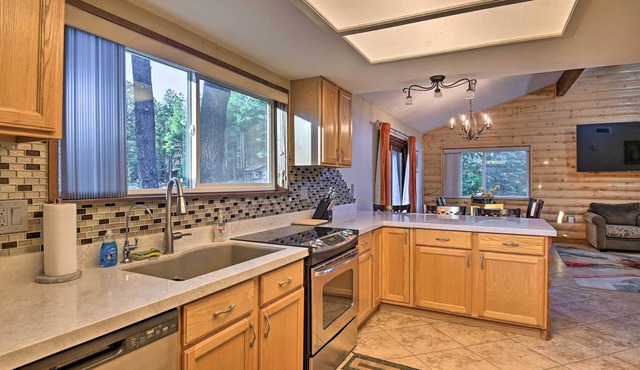 Flagstaff Retreat w/Large Yard, Balcony & Views!