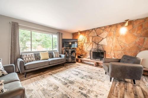 Flagstone Hall! Family Home w Scenic Views