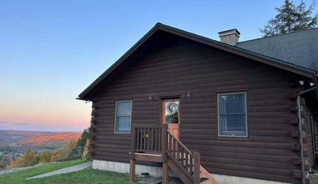 Flagview Lodge | Cabin w/Porch + Countryside Views!