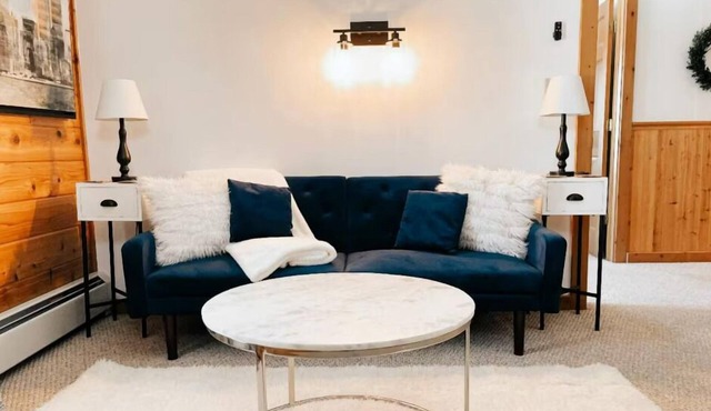 Flagview Lodge - Cozy Apartment with a View