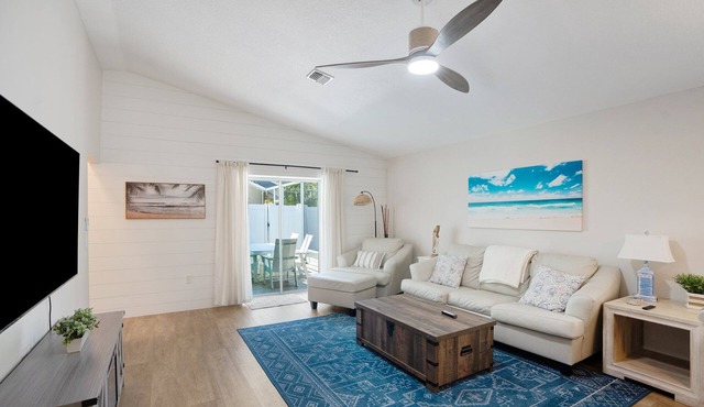 Flamingo Cottage: Renovation Sleep 6 Hot tub, Pool