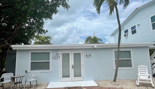 FLAMINGO COTTAGE sleeps 4 - ESCAPE THE COLD; OUR POOL IS HEATED!