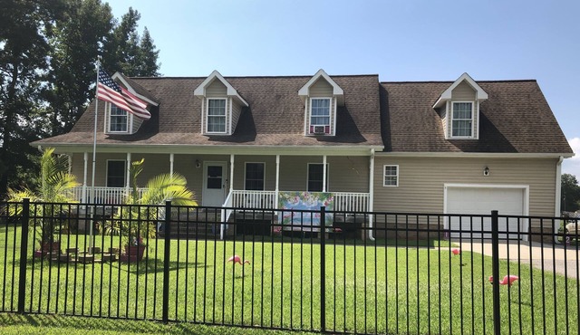 Flamingo Hospitality Room 2 and Hot Tub
