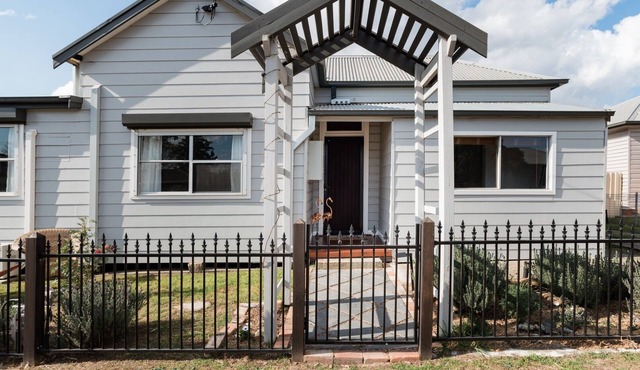 Flamingo House - 7 mins to Pokolbin wineries, dog friendly, fully fenced