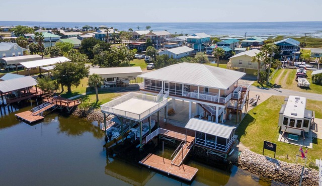 Flamingo House Dock In Service