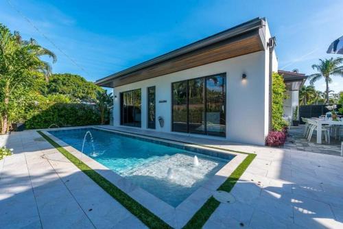 Flamingo Park Paradise: Luxury Poolside Haven