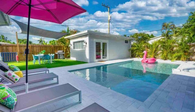 Flamingo Retreat Steps to Downtown Pool home
