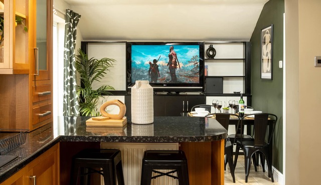 Flamingo Retreat - Stunning home with garden & parking