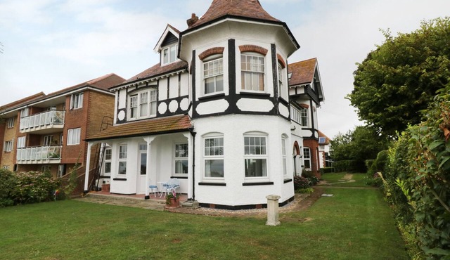 FLAT 1, CAMBRIDGE COURT, family friendly in Frinton-On-Sea