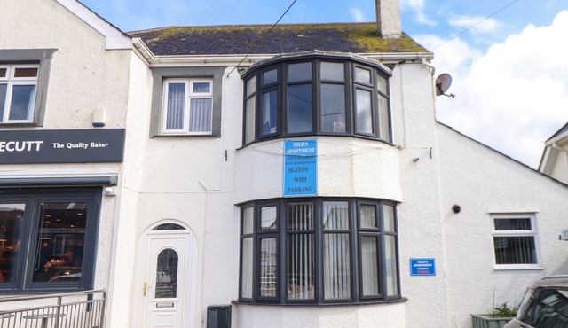 FLAT 1 NILES PLACE, pet friendly, with a garden in St Merryn