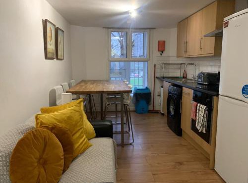 Flat 2, 1 minute to underground