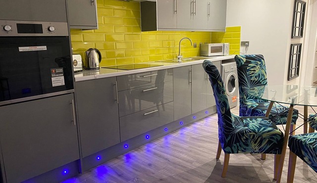 Flat 2 3 bed New York inspired apartment-Swan F2