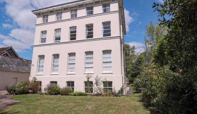 FLAT 2 BATTLEDOWN GRANGE, family friendly in Cheltenham