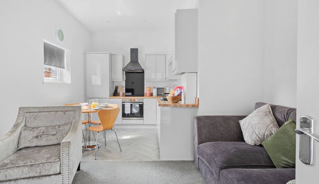 Flat 2 - Lovely apartment close to shops and public transport.