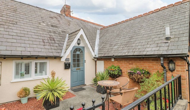 FLAT 2, THE MALTINGS, family friendly, with a garden in Oakham