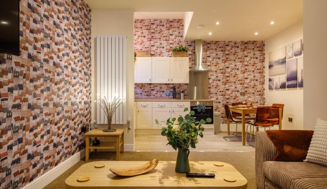 Flat 2, The Old Antiques Warehouse - FREE off-site Health Club access with Pool, Sauna, Steam Room & Gym